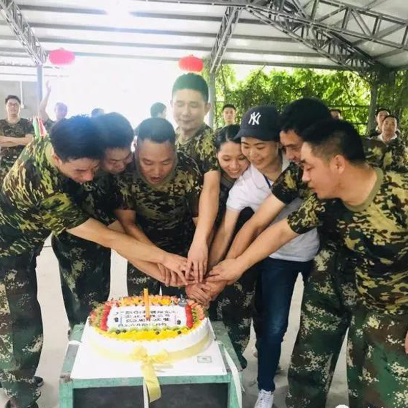 Lucky fellows celebrate birthday with company together! Make wishes and cut cake!